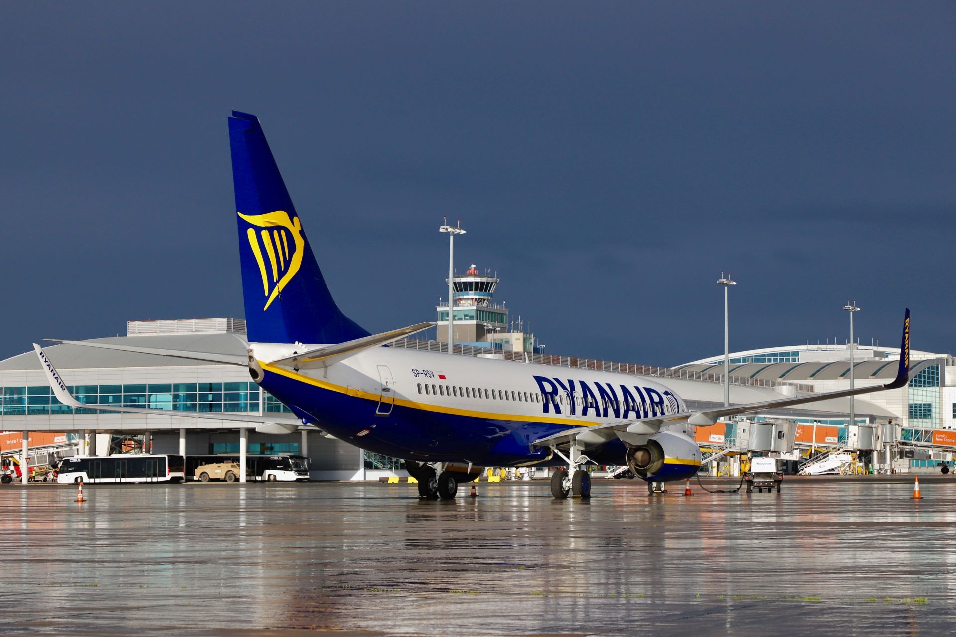 Prague-Airport_Ryanair_B737
